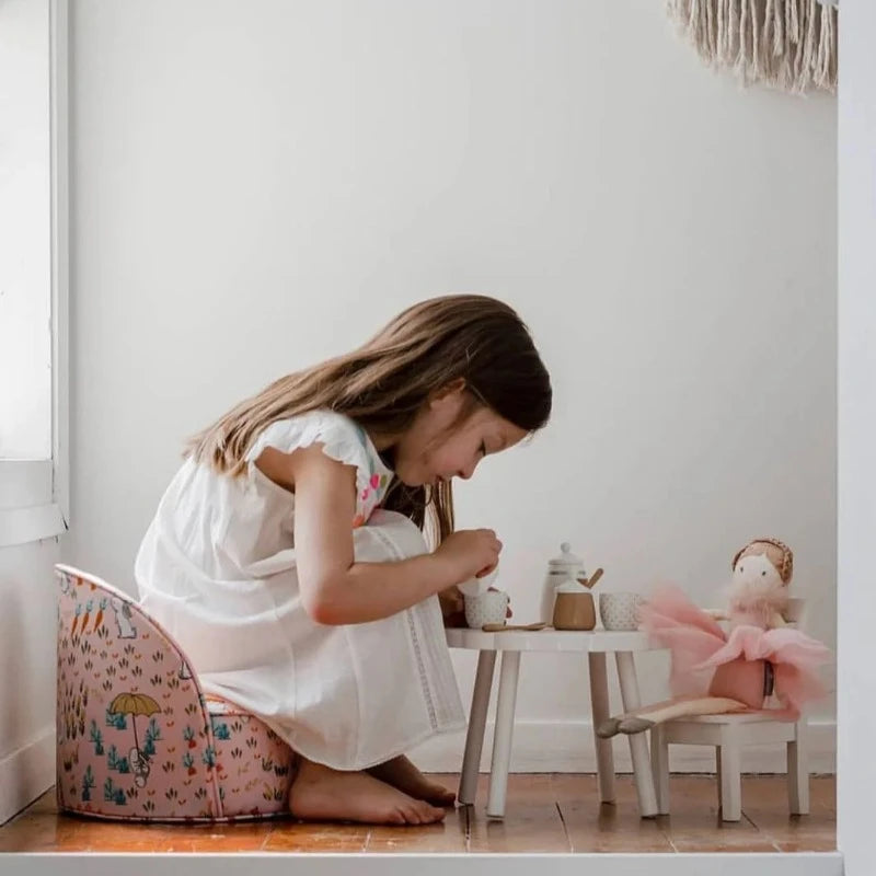une enfant jouant à la dnette avec son doudou fée Image