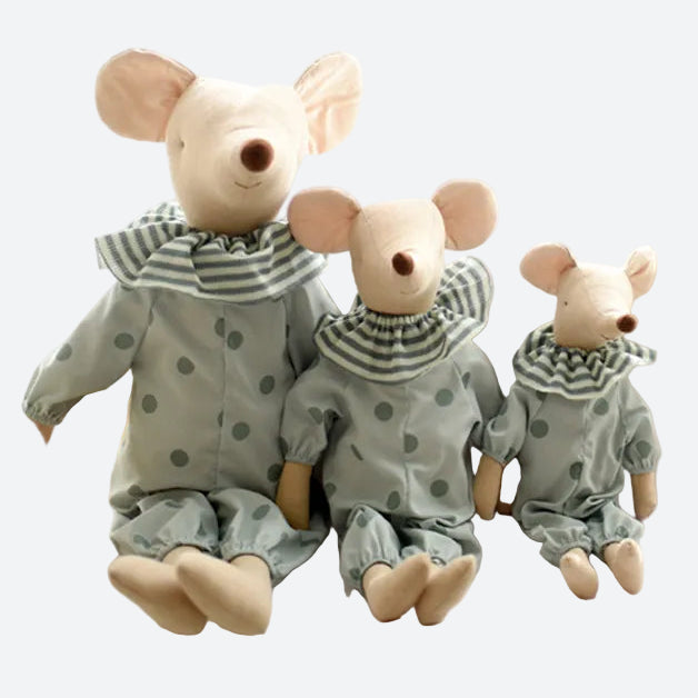 Plongez dans un univers de fantaisie avec TIKI, la peluche bébé souris en combinaison. Habillée d'une charmante combinaison verte à pois et rayures, TIKI est disponible en trois tailles différentes : 35 cm, 45 cm et 60 cm. Avec son allure adorable et ses détails soignés, TIKI deviendra rapidement le compagnon de jeu préféré de votre enfant.