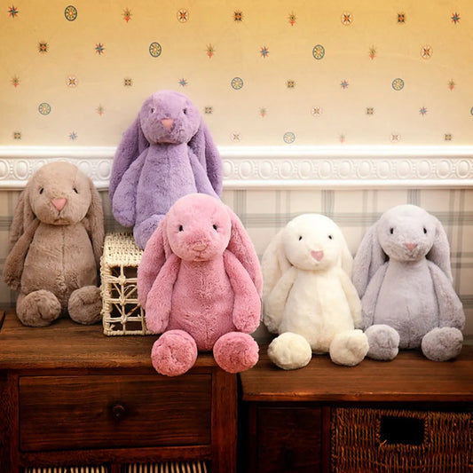 Plongez dans un monde de douceur et d'adorabilité avec TIFFANY, la peluche lapin disponible en 6 couleurs et 3 tailles différentes. Avec son pelage doux et son regard tendre, TIFFANY deviendra rapidement le compagnon préféré de votre enfant, prêt à partager d'innombrables moments de jeux et de câlins.