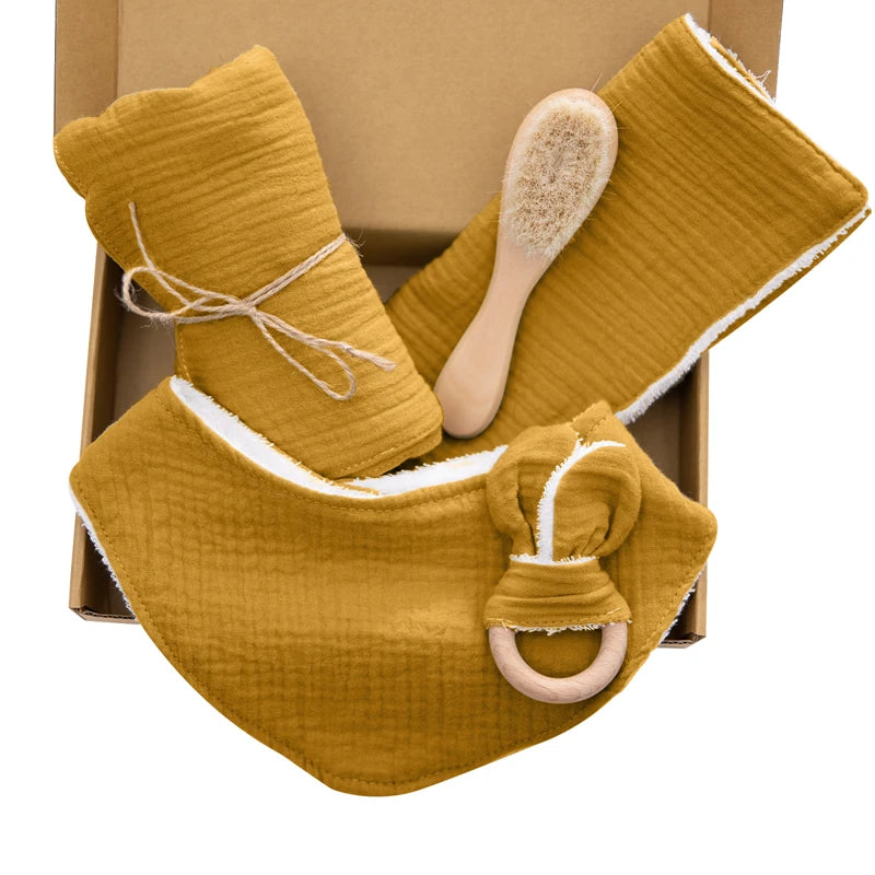 Coffret bébé - ALIX jaune Bavoir en Gaze de Coton : Coloré d'un côté et en coton blanc de l'autre, absorbant et pratique. Hochet en Gaze de Coton avec Anneau de Bois : Doux et sécurisant, parfait pour les petites mains de bébé. Lange en Gaze de Coton : Polyvalent et utile pour diverses situations quotidiennes. Petit Essuie en Gaze de Coton : Coloré d'un côté et en coton blanc de l'autre, doux et absorbant. Brosse en Bois : 15 x 4 cm, douce pour le cuir chevelu délicat de bébé. Image