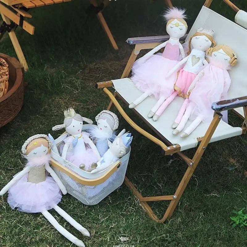 7 doudous fées en pose détente dans le jardin