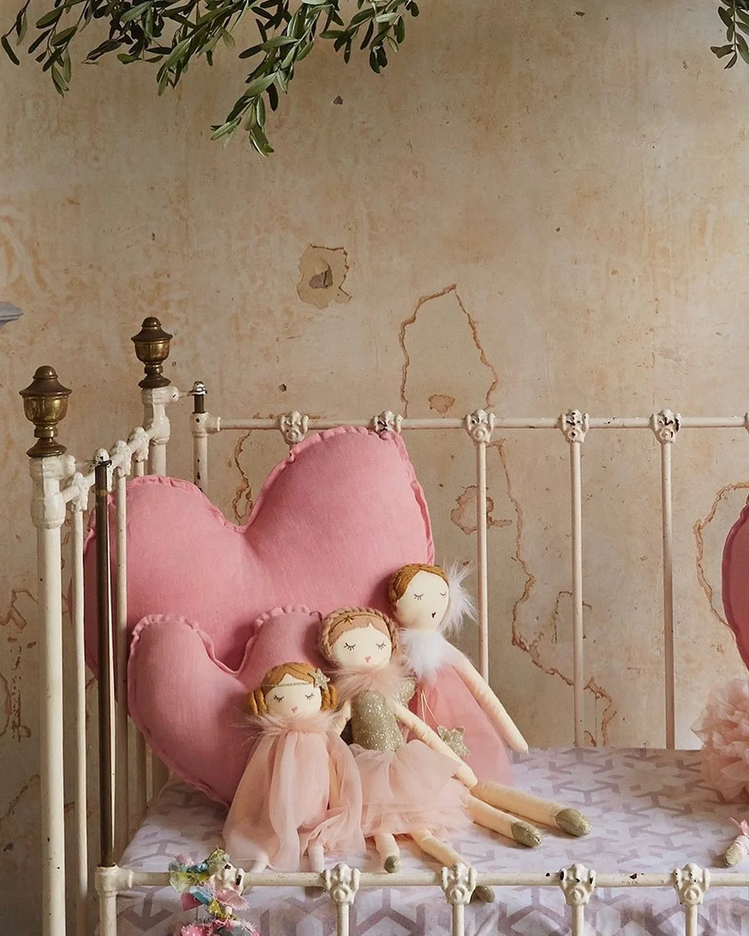 3 doudous fées posés sur le lit