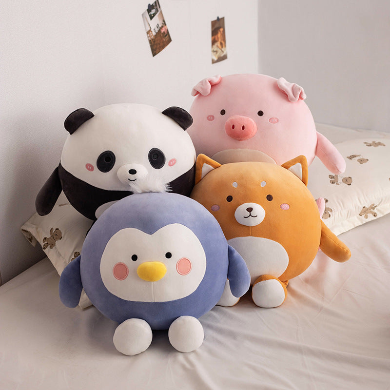 Peluche chien shiba inu - ATCHI
Peluche cochon rose - DOLIE
Peluche pingouin bleu - FERDINAND
Peluche panda - JACK