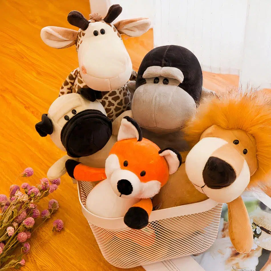 Le petit groupe de copains peluches lion, singe, chien, girafe et renard dans un panier blanc.