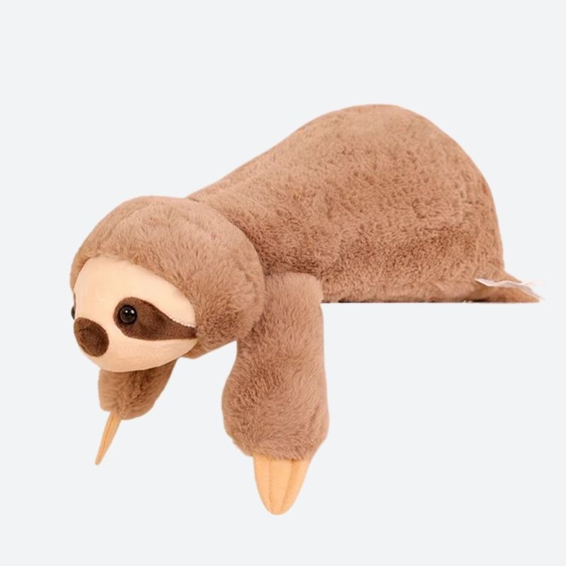 MARIE, le doudou peluche paresseux XL, disponible en trois tailles : 45cm, 60cm et 70cm. Avec son allure adorable et sa douceur irrésistible, MARIE est le compagnon idéal pour les câlins et les moments de détente.