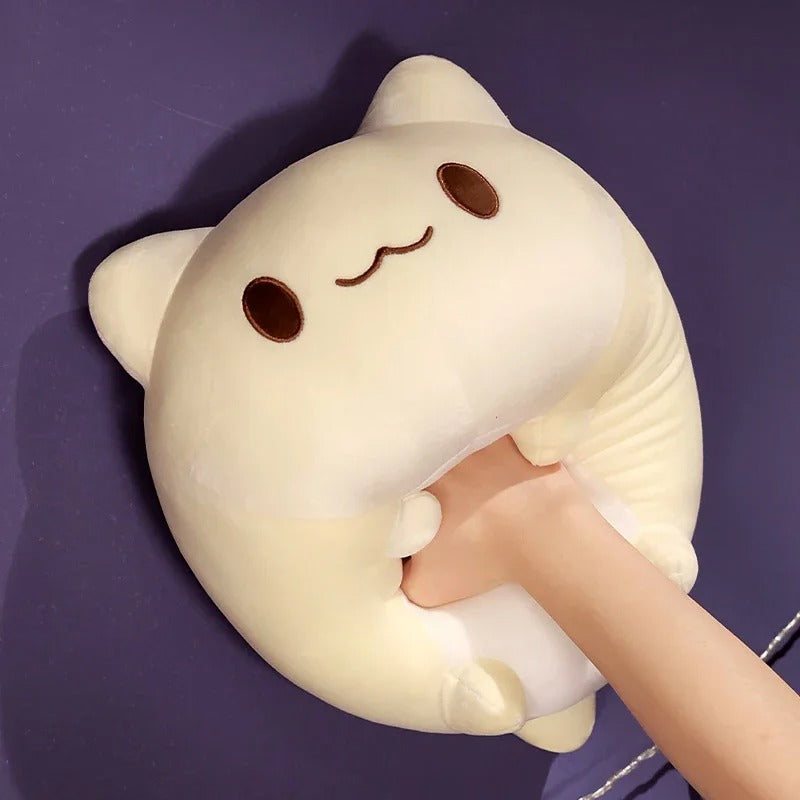 Peluche chat fluffy - Jojo avec une main qui le presse pour tester le moelleux