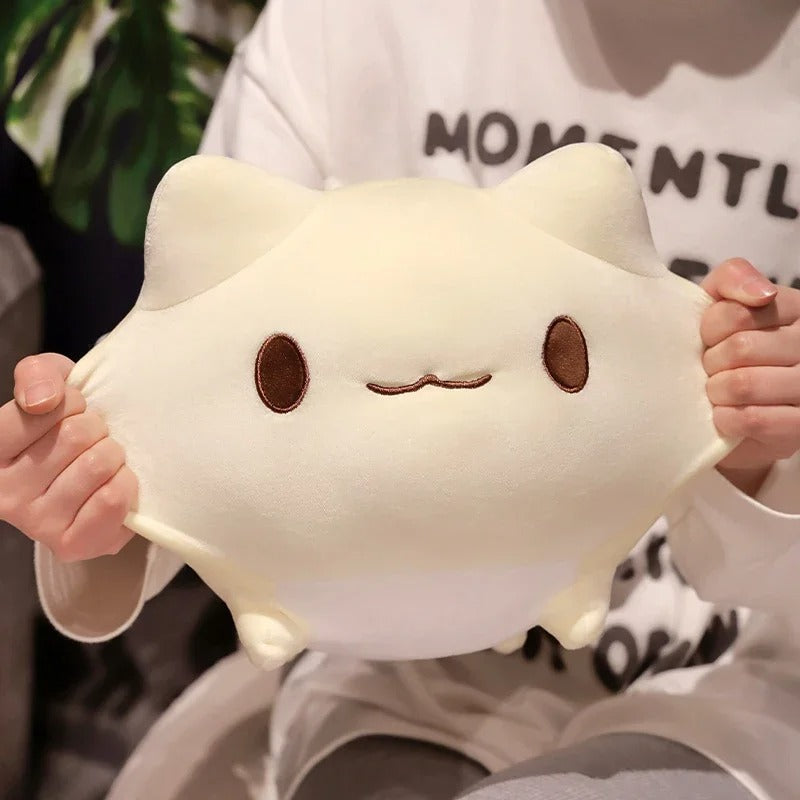 Peluche chat fluffy - Jojo avec une femme qui l'étire avec ses mains