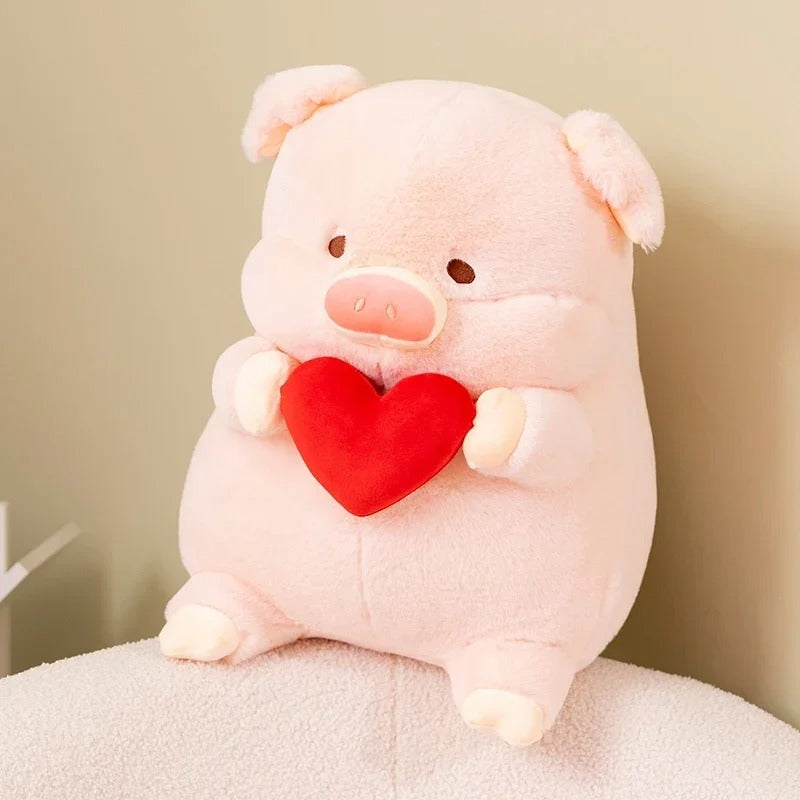 Peluche cochon lover - Arthur de face dans un décor simple