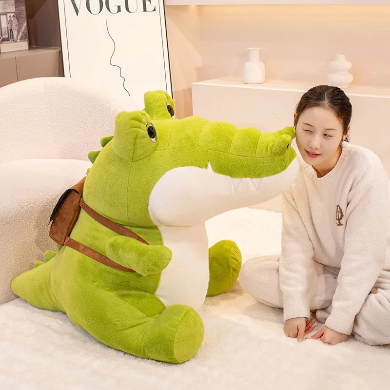  Peluche crocodile à sac à dos sur un canapé vec une jeune femme asiatique