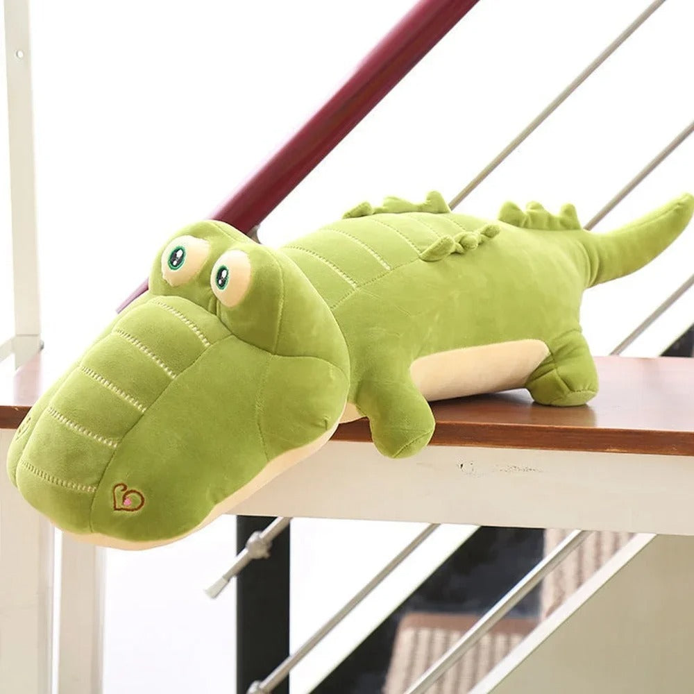 Peluche crocodile verte posé sur une table