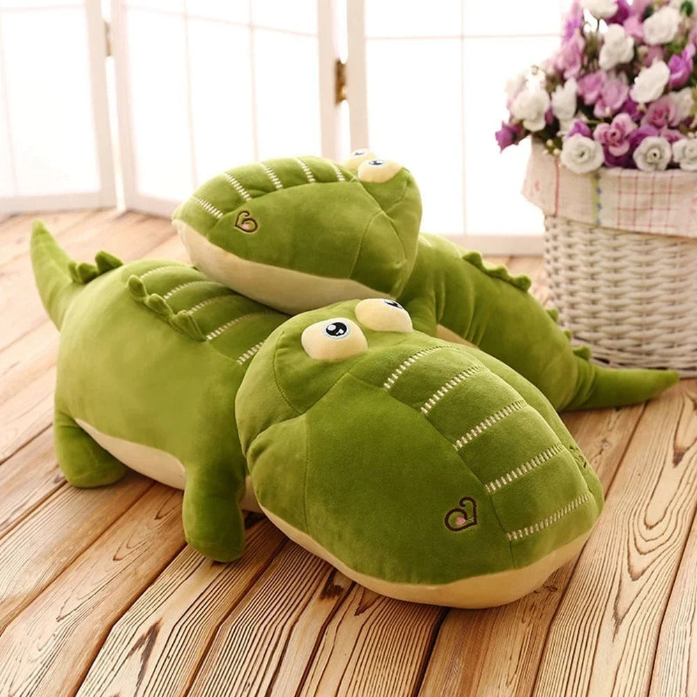 2 peluches crocodile verte l'une sur l'autre
