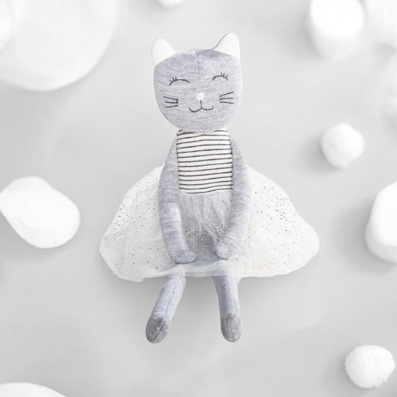 MOUSHI, le chat en peluche de 36 cm, est un compagnon plein de malice et de douceur. Avec ses oreilles blanches et sa jupe scintillante, elle apporte une touche de féérie à chaque instant de jeu.