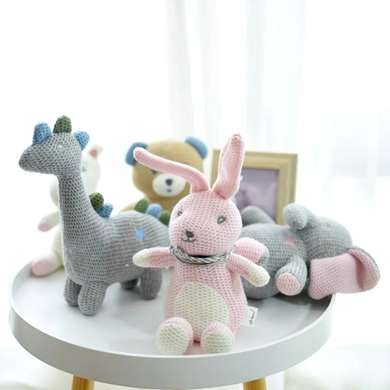 Les amis tricotés ; l’éléphant UGO, le lapin KILIAN, l’ours BILAL, la licorne JANICE, et la licorne MANOE et KAMIL le dinosaure sont regroupés sur une table ronde et blanche