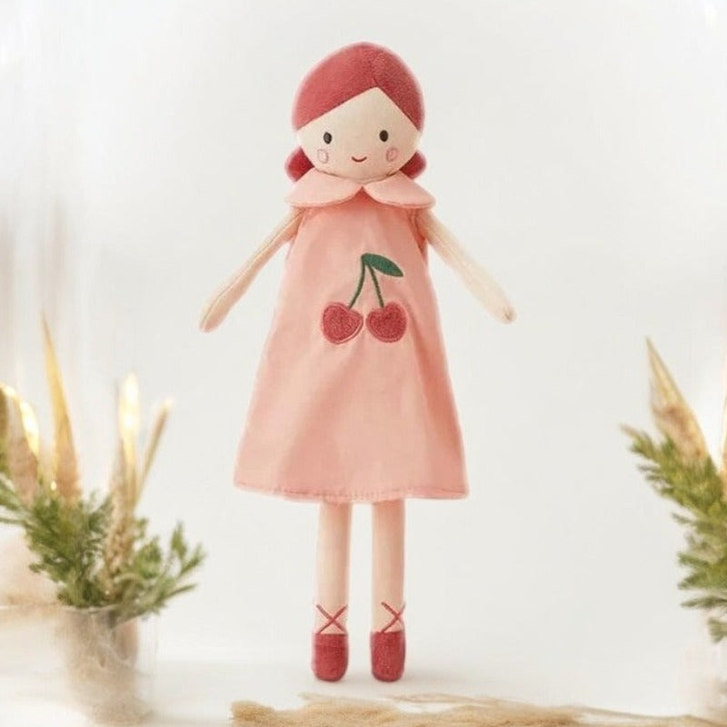 CERISE, la peluche fée de 35 cm, est une amie douce et espiègle. Avec ses cheveux roux attachés et sa robe rose ornée de cerises, elle apporte une touche de magie à chaque moment de jeu.