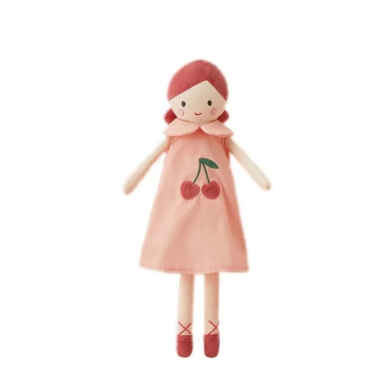 CERISE, la peluche fée de 35 cm, est une amie douce et espiègle. Avec ses cheveux roux attachés et sa robe rose ornée de cerises, elle apporte une touche de magie à chaque moment de jeu.