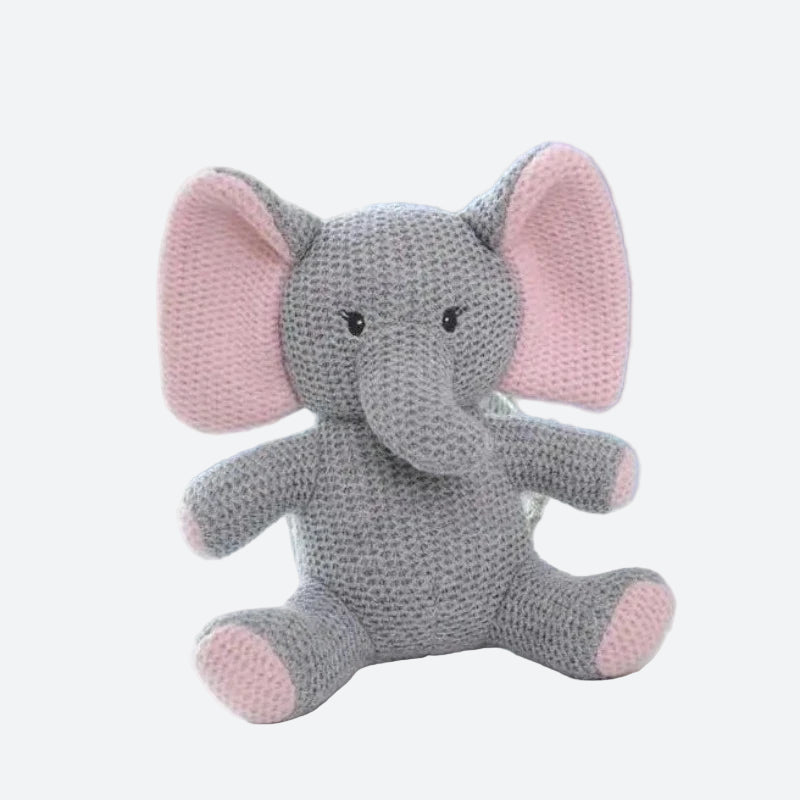  la peluche éléphant UGO. Mesurant 25 cm, cette adorable créature tricotée gris et rose, avec un petit cœur rose sur la poitrine, émerveillera votre enfant par sa tendresse et son charme féérique.