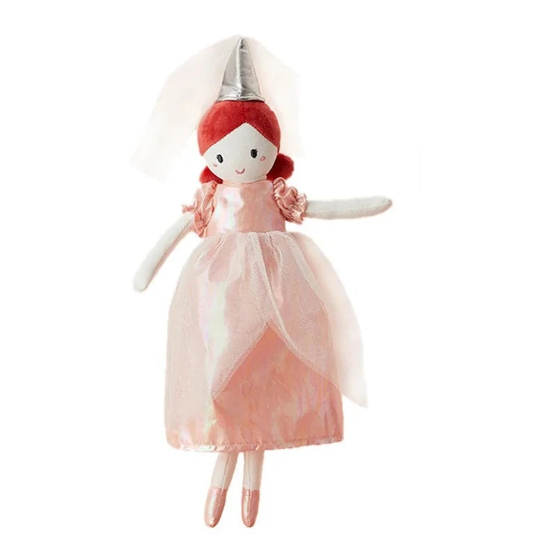 Plongez dans le monde féerique de MIRTA, la fée aux cheveux roux vêtue de sa robe satinée et de son haut chapeau pointu argenté. Avec ses détails raffinés et ses balerines roses satinées, cette peluche enchanteuse de 38 cm promet des heures de jeux et d'aventures magiques.