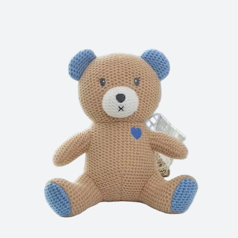 Plongez dans un univers doux et réconfortant avec la peluche ours BILAL. Mesurant 25 cm, cette adorable créature tricotée marron avec des détails bleus émerveillera votre enfant par sa tendresse et sa douceur.