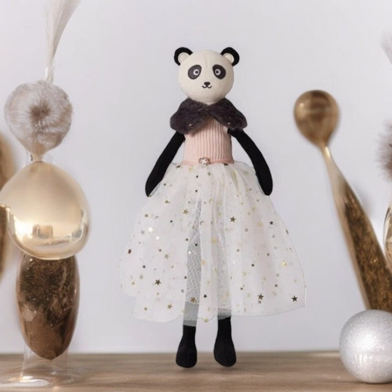 PICILLA, le panda en peluche de 38 cm, est une amie douce et élégante. Avec sa jupe en tulle et son haut rose côtelé, elle apporte une touche de féerie à chaque moment de jeu.
