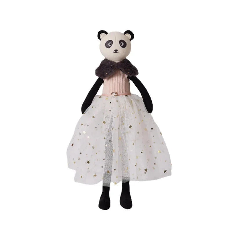 PICILLA, le panda en peluche de 38 cm, est une amie douce et élégante. Avec sa jupe en tulle et son haut rose côtelé, elle apporte une touche de féerie à chaque moment de jeu.