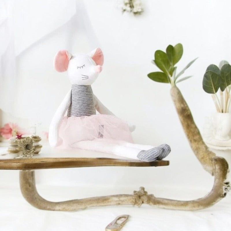 MISHIA, la peluche enfant souris de 40 cm, est une compagne câline et pleine de tendresse. Avec ses yeux fermés et sa robe assortie, elle invite à la douceur et à l'émerveillement.