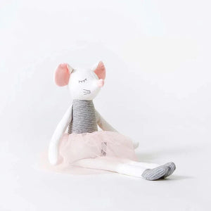 MISHIA, la peluche enfant souris de 40 cm, est une compagne câline et pleine de tendresse. Avec ses yeux fermés et sa robe assortie, elle invite à la douceur et à l'émerveillement.