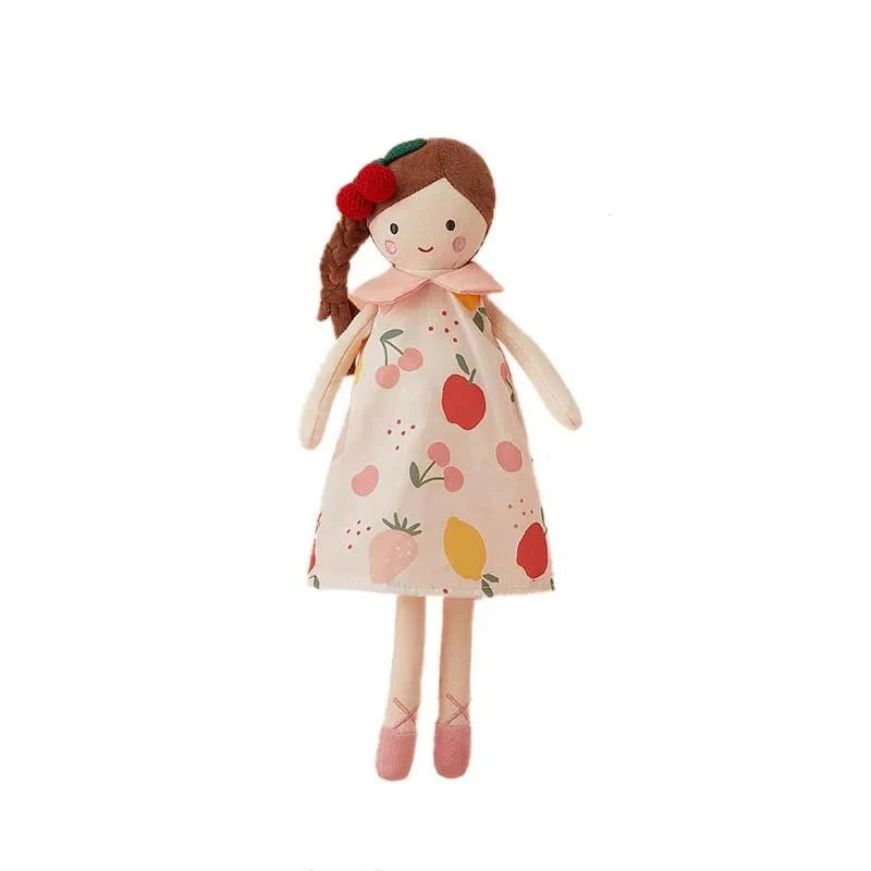 FRUTIYA, la peluche fille de 35 cm, apporte une touche de fraîcheur et de fantaisie avec sa robe aux motifs de fruits et son col Claudine rose. Avec ses cheveux bruns attachés en natte et sa pince cerise, elle est prête à partir à l'aventure !