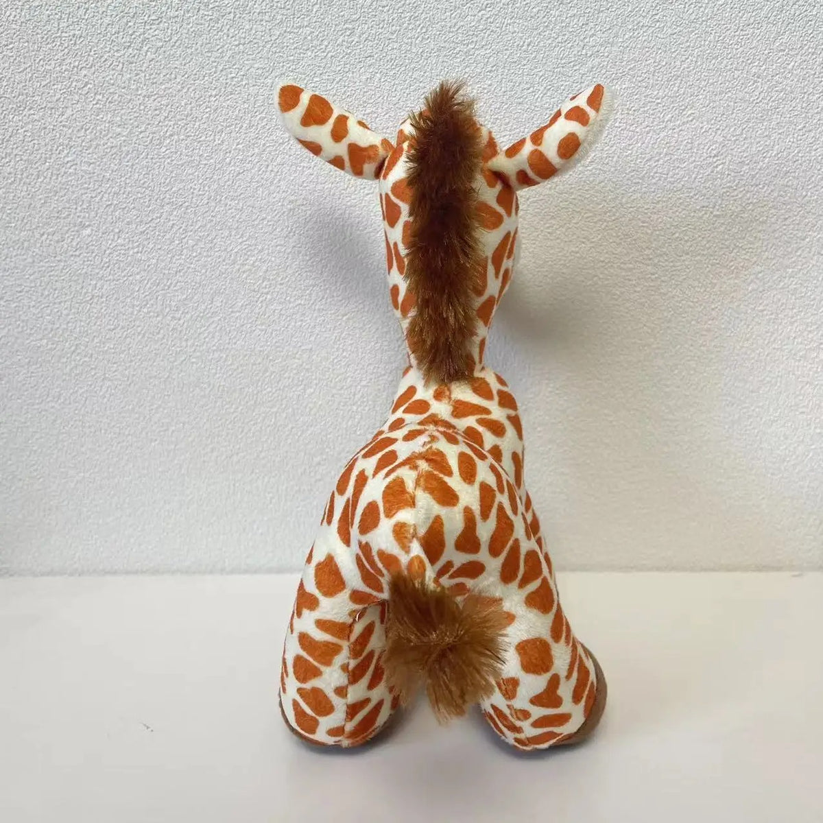 Peluche girafe à grands yeux - Sylvie de dos
