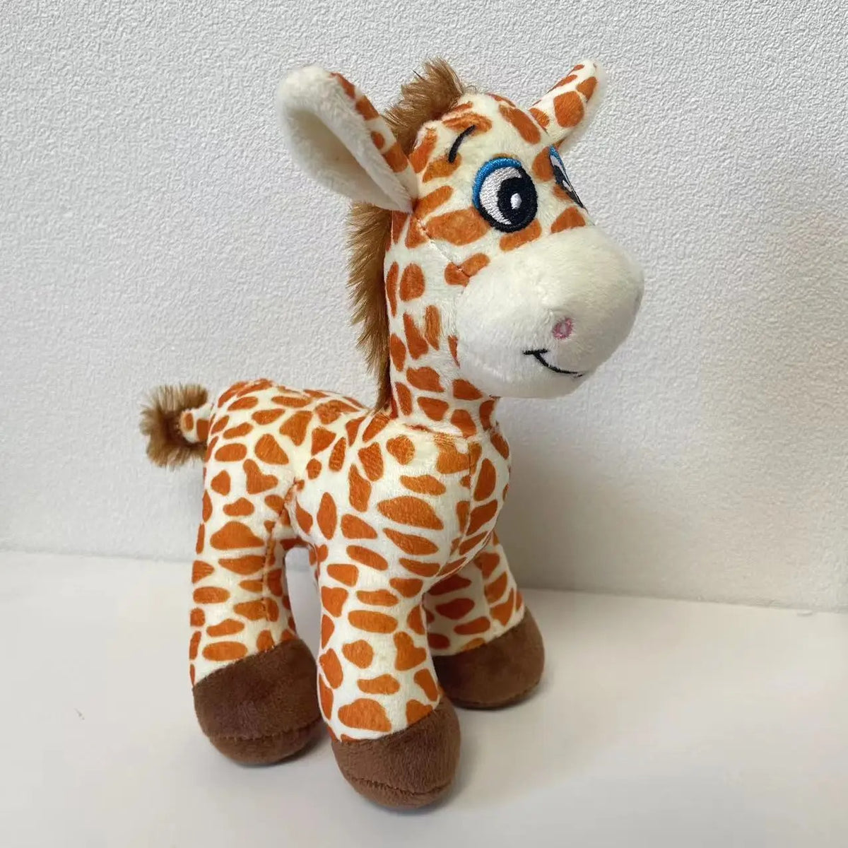 Peluche girafe à grands yeux - Sylvie de profil