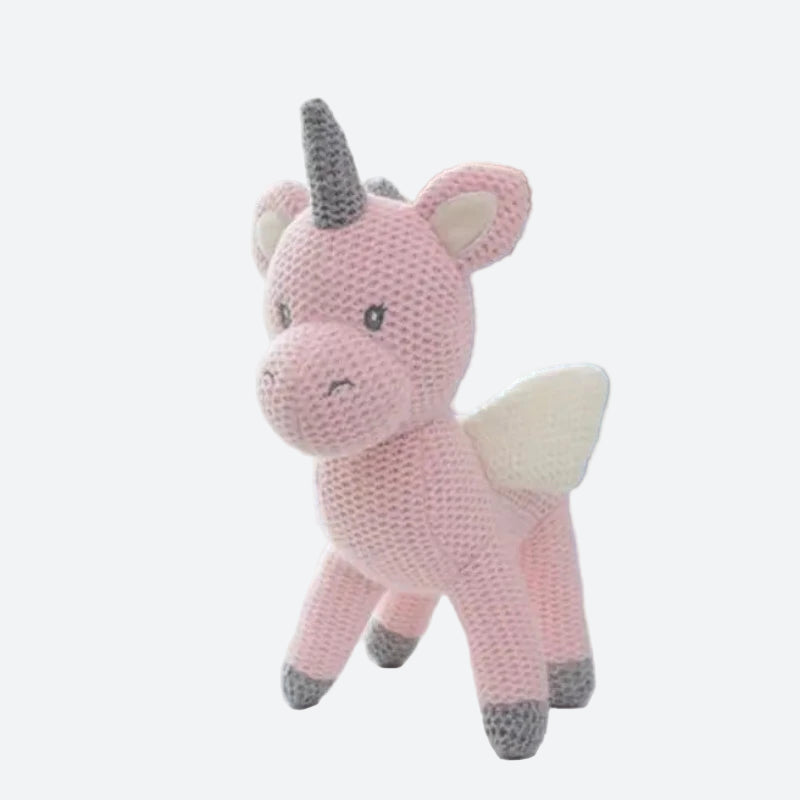 MANOE est une peluche licorne enfant douce et magique, idéale pour encourager le jeu créatif et stimuler l'imagination. Avec ses ailes blanches délicates, sa corne scintillante et son pelage rose doux, MANOE devient rapidement le compagnon de jeu préféré de votre enfant.