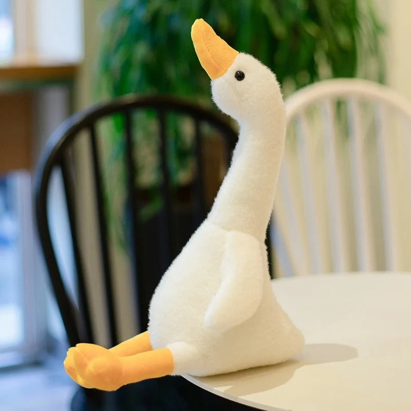 Peluche oie douce sur une table
