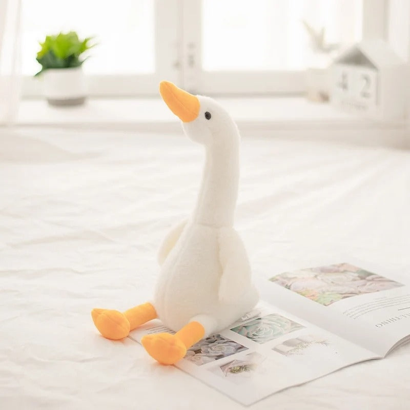 Peluche oie douce sur un décor blanc