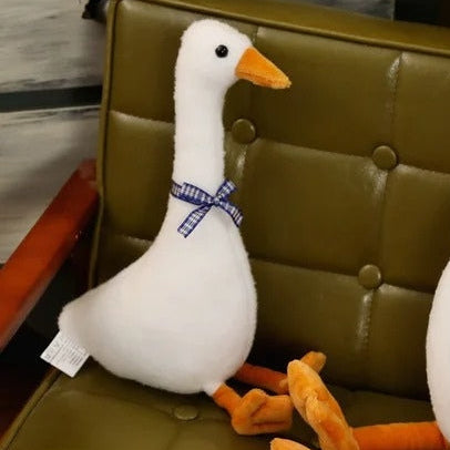 Peluche oie douce sur un canapé vert