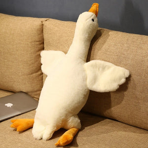 Peluche oie kawaii blanche sur un canapé