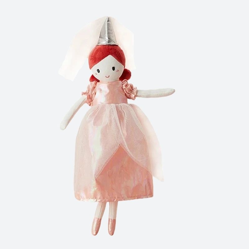 Plongez dans le monde féerique de MIRTA, la fée aux cheveux roux vêtue de sa robe satinée et de son haut chapeau pointu argenté. Avec ses détails raffinés et ses balerines roses satinées, cette peluche enchanteuse de 38 cm promet des heures de jeux et d'aventures magiques. Image