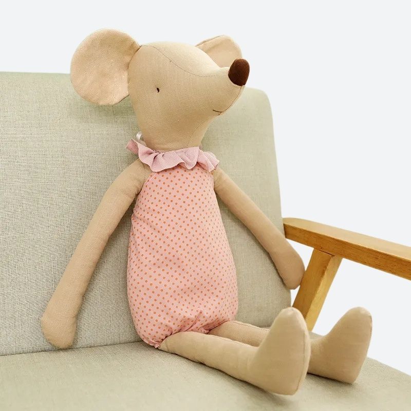 La peluche Annie la Souris en rose est un compagnon idéal pour les aventures imaginaires et les moments de tendresse. Disponible en trois tailles différentes pour s'adapter à tous les petits bras, elle apporte une touche de douceur et de réconfort dans la vie de chaque enfant.