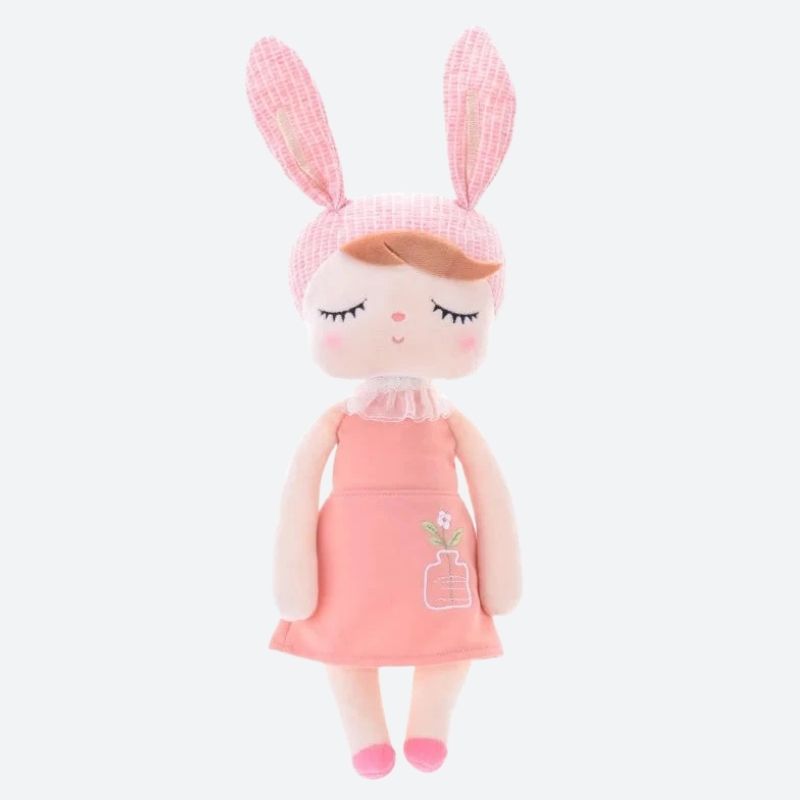 ANGELICA, le doudou fée Dolls, est une compagne magique de 34 cm, conçue pour égayer les journées de votre enfant. Avec ses oreilles de lapin rose, sa robe rose et ses ballerines assorties, cette adorable fée rousse devient rapidement le meilleur ami de votre petit(e), lui offrant réconfort et enchantement tout au long de la journée. Image