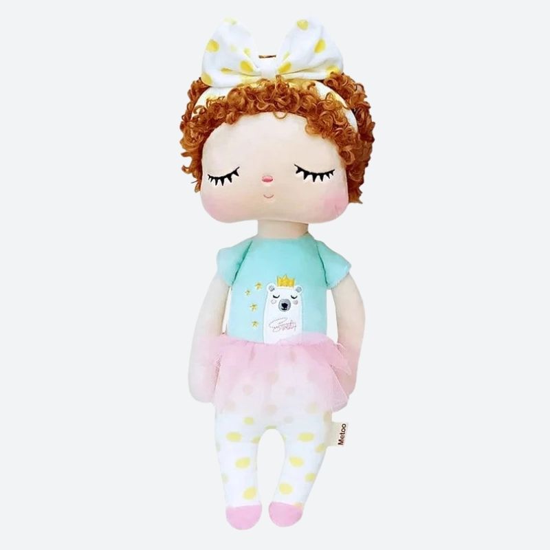APRIL, le doudou fée Dolls de 34 cm, est une compagne enchantée aux bouclettes rousses, prête à vivre des aventures magiques. Avec sa tenue adorable et ses détails soignés, elle éveille l'imagination et invite à des jeux merveilleux.