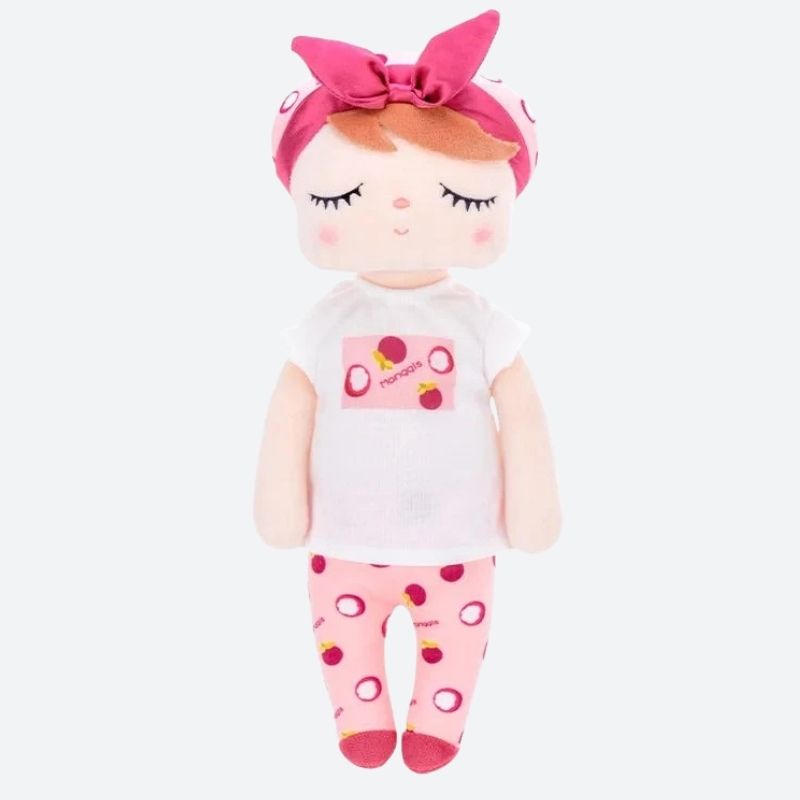 Rencontrez ARIA, le doudou fée dolls de 34 cm, avec ses cheveux roux et son bonnet blanc orné de motifs de fruits et d'un nœud pourpre. Son t-shirt blanc et son pantalon rose, tous deux décorés des mêmes fruits, ainsi que ses ballerines pourpres en font une compagne idéale pour des aventures féeriques. Image