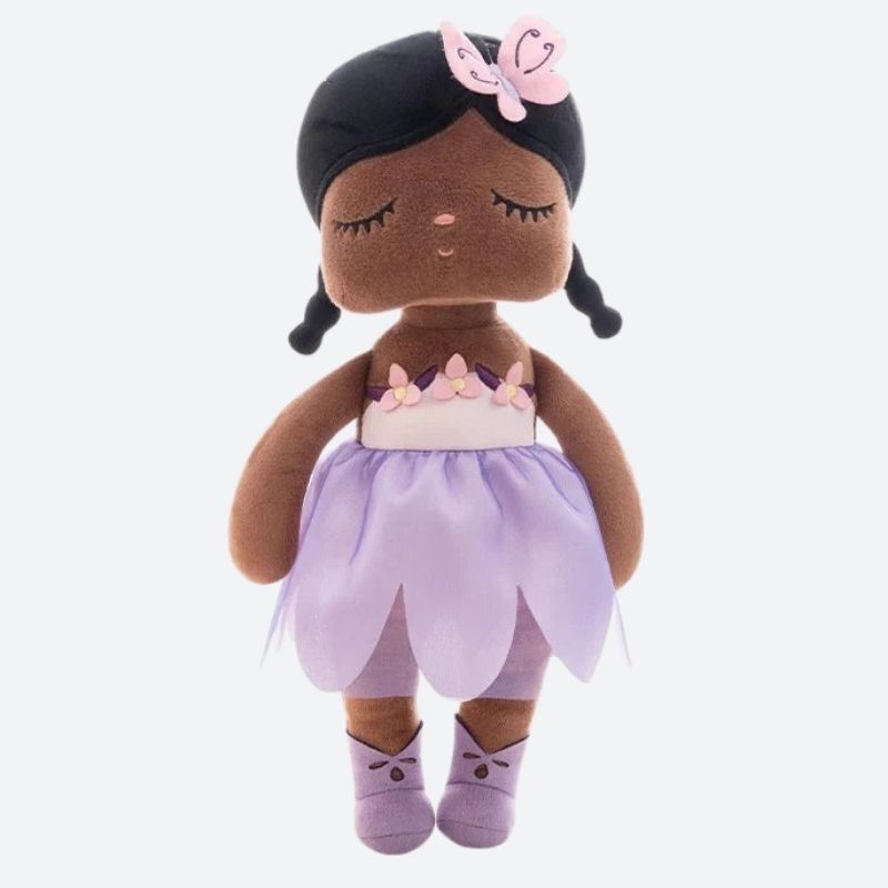 BRIGITTE, le doudou fée Dolls, est une compagne magique de 34 cm, conçue pour égayer les journées de votre enfant. Avec sa peau couleur chocolat, ses nattes, sa robe violette et ses ballerines assorties, cette adorable fée devient rapidement le meilleur ami de votre petit(e), lui offrant réconfort et enchantement tout au long de la journée. Image