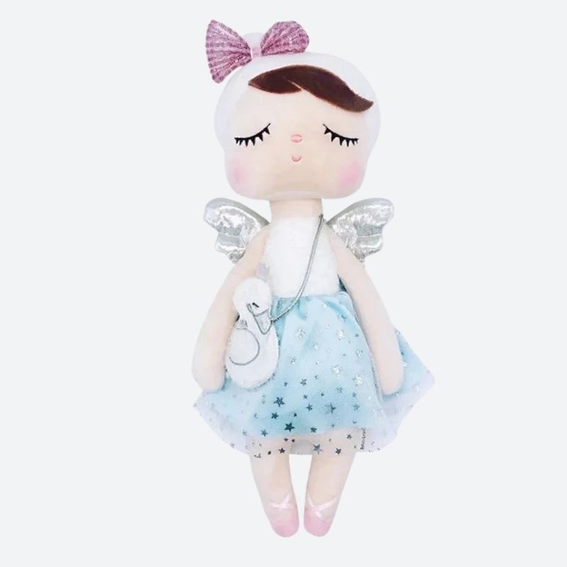 CAROLINE, la fée dolls brune, est une compagne féerique au charme envoûtant. Avec son bonnet blanc et son sac en bandoulière, ses ailes argentées dans le dos et sa robe bleue ornée de tulle et d'étoiles, elle évoque la magie et l'élégance. Parfaite pour des aventures enchantées et des moments de tendresse. Image