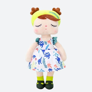 CLARA, la fée dolls de 34 cm, est prête à illuminer les journées estivales avec sa tenue rafraîchissante. Ses deux chignons ornés d'un ruban jaune floral, sa robe blanche à motifs floraux et ses accessoires assortis en font une compagne idéale pour des aventures en plein air.