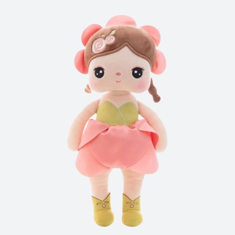 GISELLE, le doudou fée Dolls, est une compagne magique de 34 cm, conçue pour égayer les journées de votre enfant. Avec ses nattes chocolat, sa robe rose, son serre-tête assorti, son haut et ses ballerines feuillage, cette adorable fée devient rapidement le meilleur ami de votre petit(e), lui offrant réconfort et enchantement tout au long de la journée.