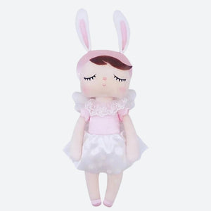 JESSICA, le doudou fée Dolls, est une compagne magique conçue pour éveiller l'imagination de votre enfant. Avec sa robe de princesse blanche et ses oreilles de lapin blanches et roses, cette adorable fée de 34 cm deviendra rapidement le meilleur ami de votre petit(e), lui offrant confort et enchantement tout au long de la journée.