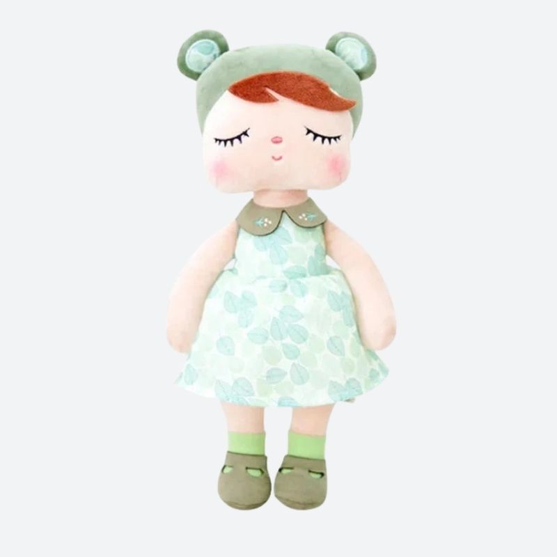 JUDITH, la fée dolls, est une compagne enchantée aux détails inspirés de la nature. Avec son bonnet orné d'oreilles d'ours et d'imprimés de feuilles, sa robe délicate et ses accessoires assortis, elle incarne l'harmonie et la douceur de l'environnement naturel.