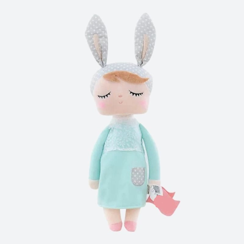 JUNE, le doudou fée Dolls de 34 cm, est une compagne magique qui apporte réconfort et émerveillement. Avec ses détails soignés, tels que ses oreilles de lapin, sa robe bleu ciel et ses oreilles à pois, elle stimule l'imagination et invite à des jeux enchantés. Image