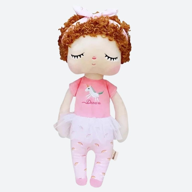 Plongez dans un monde de rêves avec LILI, le doudou fée dolls de 34 cm. Avec ses bouclettes rousses et sa tenue féerique, elle invite à des aventures magiques et à des câlins réconfortants. Image