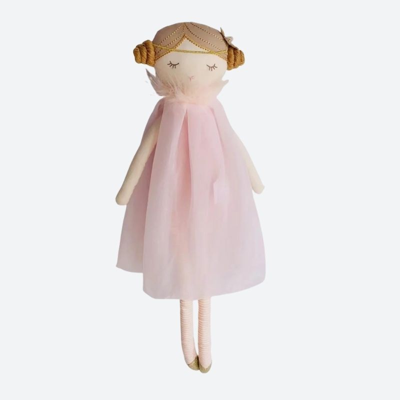 LIYA est une poupée fée de 50 cm, vêtue d'une robe volante et d'un tutu rose. Ses deux chignons tressés et ses bijoux de cheveux ajoutent une élégance supplémentaire à son apparence. Image