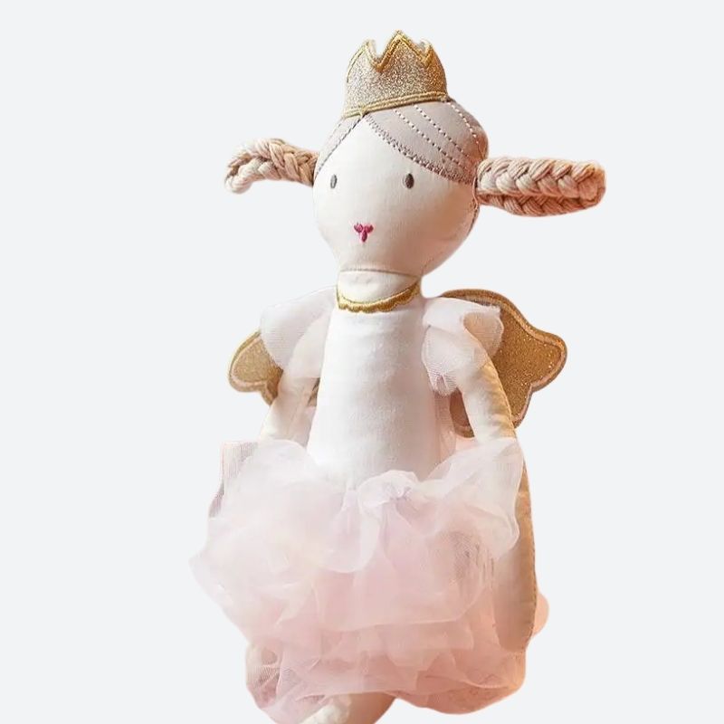 MARA est une adorable poupée fée de 50 cm, dotée d'ailes dorées scintillantes, d'un tutu rose magnifique, d'un collier élégant, de couettes tressées horizontales et d'une couronne dorée qui ajoute une touche de royauté à son apparence. Image