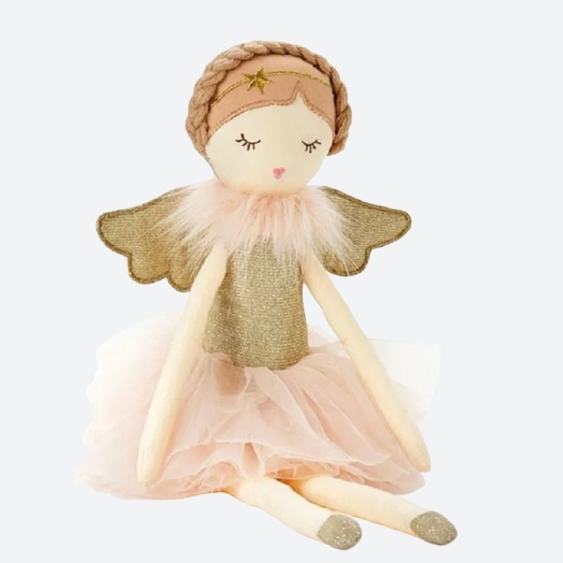 MATHILDA est une magnifique poupée fée de 50 cm, dotée d'ailes dorées scintillantes, d'un tutu étincelant, d'un haut doré élégant, d'un joli bijou de cheveux brodé et d'une coiffure tressée qui ajoute une touche de charme à son apparence.